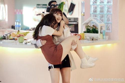 女团吃瓜法国,女团成员的甜蜜“吃瓜”体验  第1张